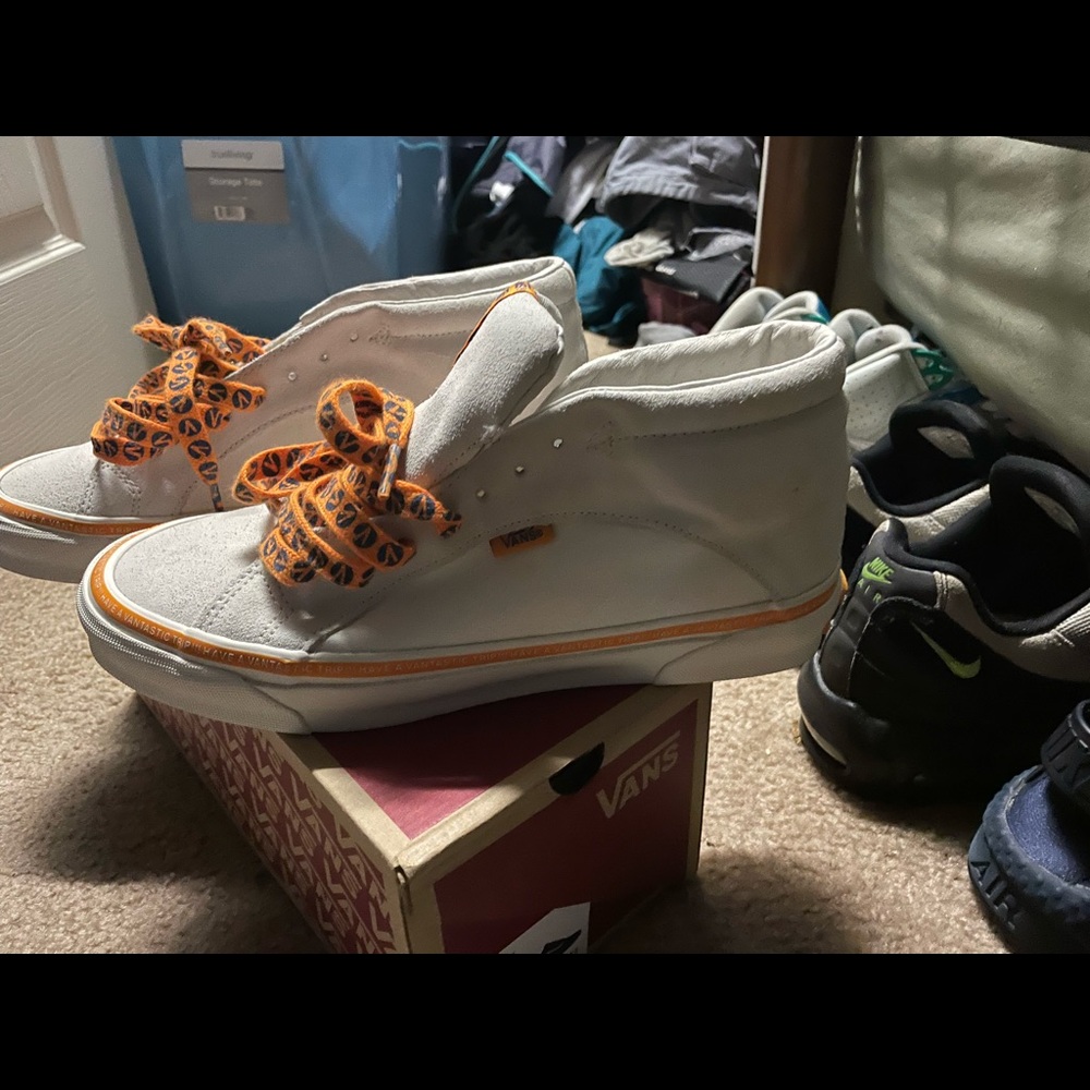 Selling size 9 vans brand new